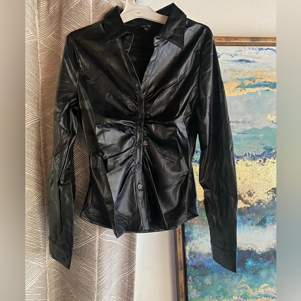 Love tree Women's Black Faux Leather Long Sleeve Shirt